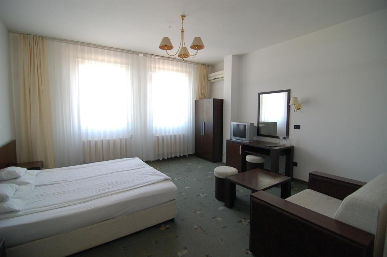 Отель Hotel Zamak Inter Omurtag-33