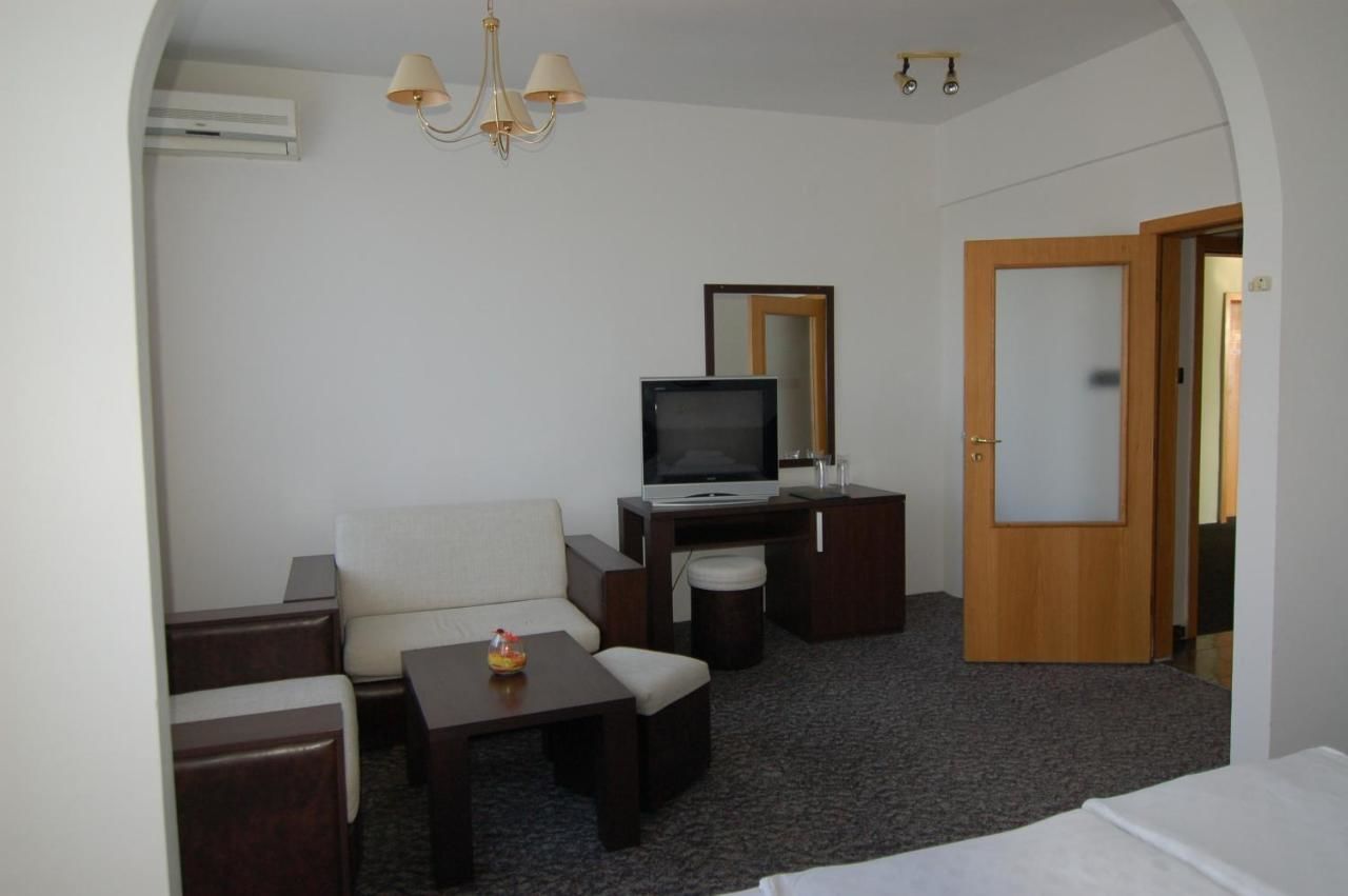 Отель Hotel Zamak Inter Omurtag-43