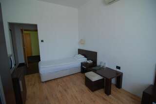 Отель Hotel Zamak Inter Omurtag Двухместный номер с 1 кроватью или 2 отдельными кроватями-8