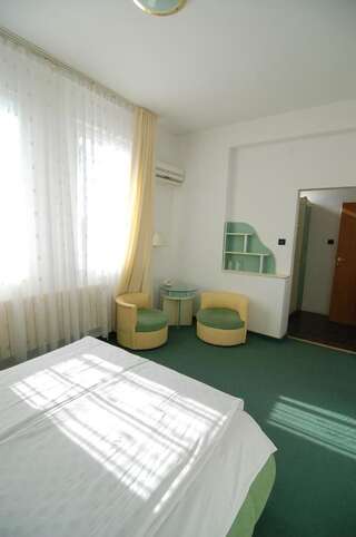 Отель Hotel Zamak Inter Omurtag Двухместный номер с 1 кроватью или 2 отдельными кроватями-9