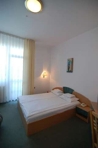Отель Hotel Zamak Inter Omurtag Двухместный номер с 1 кроватью или 2 отдельными кроватями-1