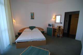 Отель Hotel Zamak Inter Omurtag Двухместный номер с 1 кроватью или 2 отдельными кроватями-2